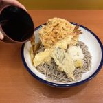 季節の食材にかつお風味の特製つゆを、勢いよくかける