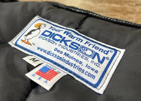 1946年創業、米アイオワ州・デモインを拠点に、MADE IN USAを貫くワークウェアメーカーDICKSON（ディクソン）。食品業界従事者が巨大な冷凍室内で作業をする際に着用する防寒ウェアが評判を呼び、親子三代に渡り自社工場で生産を続け、国内外に最高品質のワークウェアを提供する。