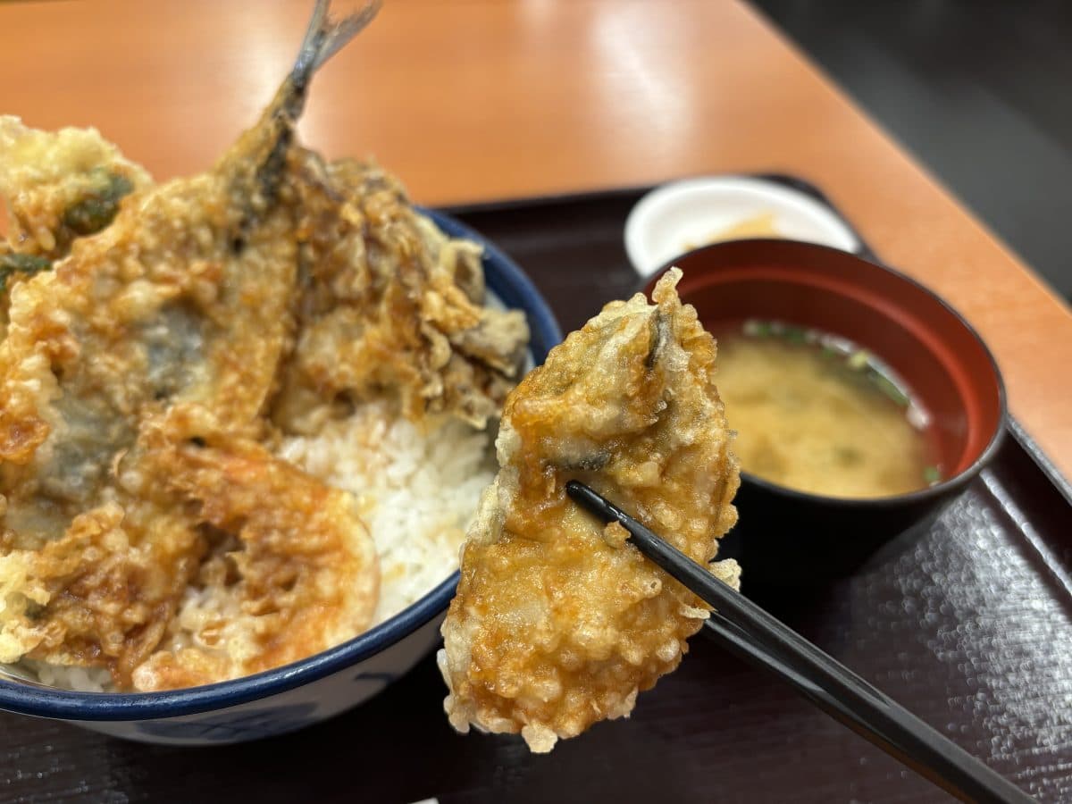 播磨灘（はりまなだ）産牡蠣は、蒸してから天ぷらにすることで、ふっくらぷりぷりの⾷べ応え