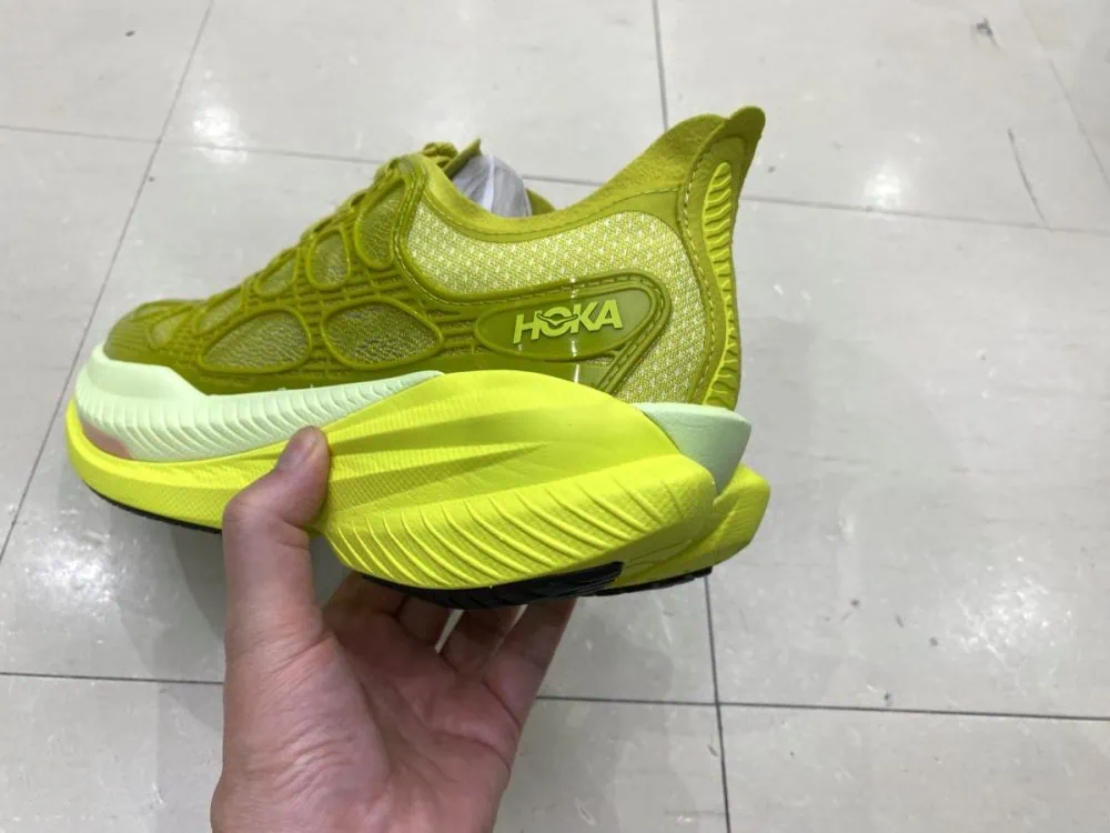 第3位　「反発力ヤバすぎ」エリート級テクノロジーを隠し持つ！HOKAの次世代スニーカーをエディターが試し履きレビュー