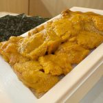 一枚板にたっぷり並べられた新物うに