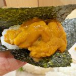 海苔に巻いてオリジナルうに手巻きをたのしめる