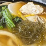 つゆは毎日店舗で手作りされる天然出汁をベースに、フグの豊かな風味をプラスした濃厚で深みのある味わい