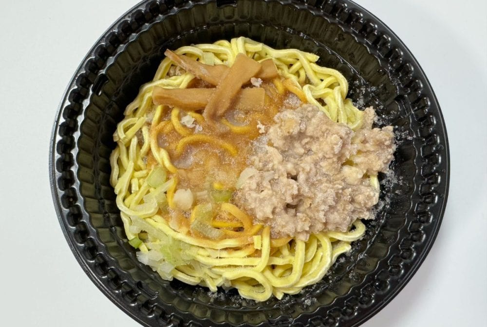 作り方は簡単、凍ったままの商品を袋から出して150ml程水を入れてレンジで温めるだけ。600Wで約6分半ほど温めます。