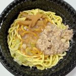 作り方は簡単、凍ったままの商品を袋から出して150ml程水を入れてレンジで温めるだけ。600Wで約6分半ほど温めます。