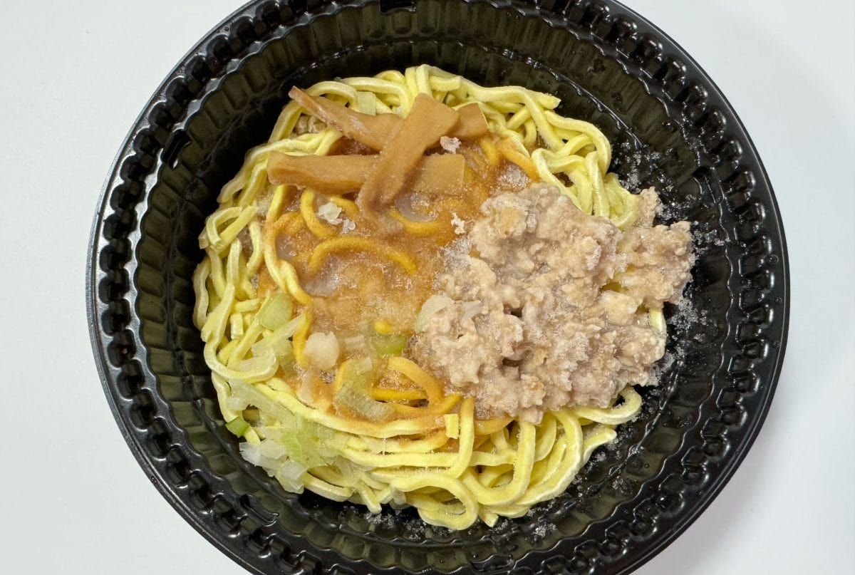 作り方は簡単、凍ったままの商品を袋から出して150ml程水を入れてレンジで温めるだけ。600Wで約6分半ほど温めます。