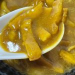 スープは、程よいとろみのある和風出汁ベースの21種類のスパイス＆ハーブを使用したスパイシーで本格的な味わい