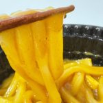 冷凍麺とは思えないほどもっちりとコシのある自家製麺はスープによく絡んで美味しい！