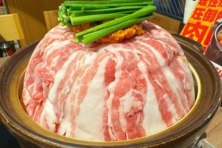 【まるで漫画メシ】赤から「驚異の肉マシマシ鍋」が富士山盛りすぎ…！理性がぶっ飛ぶデカ盛り肉鍋に挑戦してみた