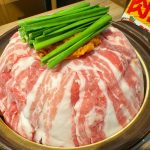 【まるで漫画メシ】赤から驚異の肉マシマシ鍋が富士山盛りすぎ……！理性がぶっ飛ぶデカ盛り肉鍋に挑戦してみた