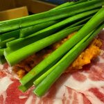 肉の山の頂には、台湾ミンチとニラが乗っています