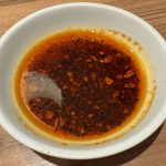 肉の量もかなり多いので、食べているうちにだんだんと飽きが……そんな時はトッピングの「赤からラー油」で味変！