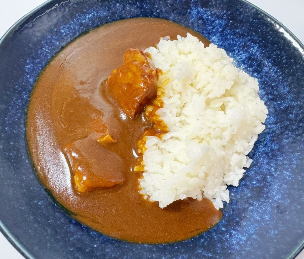 人気のプレミアム「ビーフカレー」が更に美味しくリニューアルしたということで期待を込めて実食！
