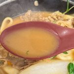 「ばり嗎監修とんこつ醤油牛鍋膳」の肝は、なんといっても豚骨と鶏ガラをじっくり炊き上げ、醤油のコクを重ねた濃厚かつクリーミーな特製たれ