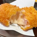 衣を割ると、中からずっしり詰まった熱々のカニクリームがとろけ出します