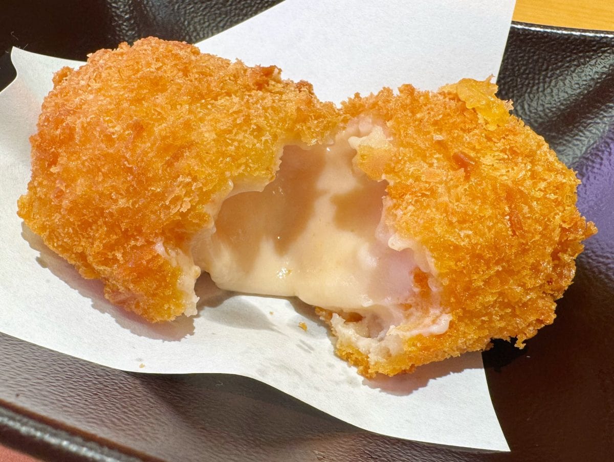 衣を割ると、中からずっしり詰まった熱々のカニクリームがとろけ出します