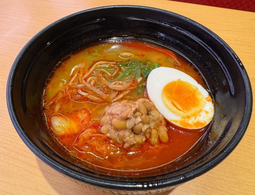 岩手盛岡のソウルフードは衝撃のビジュアル!柳家監修「キムチ納豆ラーメン」