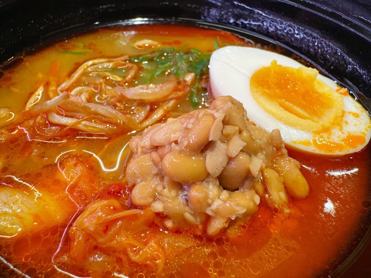 トッピングには納豆と玉子、もやし、ねぎがトッピング