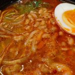 豚ガラや魚介、野菜の旨みにコクのあるキムチの風味を加えた味噌ベースのスープの重厚感が納豆の存在感とうまく調和して意外にも食べやすくて驚きです