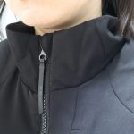 ファスナーを一番上まで上げてもあごに当たりにくいガード付き