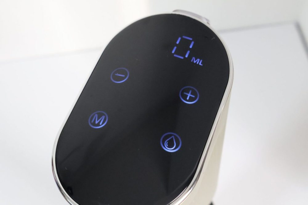 ＋－ボタンで調整すると、一度に注がれるお酒の量を1㎖～999㎖まで設定できる