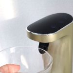 ノズルカバーを押すようにしてグラスを近づけるとお酒が注がれる