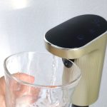 ノズルカバーを押すようにしてグラスを近づけるとお酒が注がれる