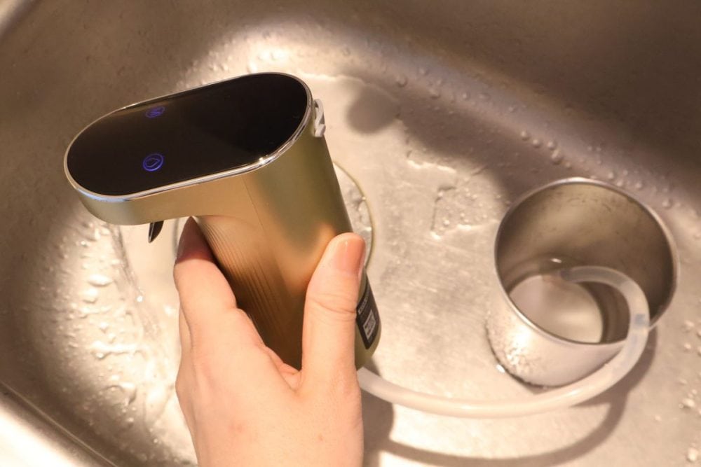 チューブをコップに入れた水の中に入れて「自動洗浄モード」にすると水通しされ、本体もチューブも洗うことが可能