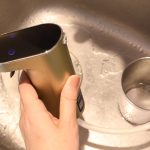 チューブをコップに入れた水の中に入れて「自動洗浄モード」にすると水通しされ、本体もチューブも洗うことが可能