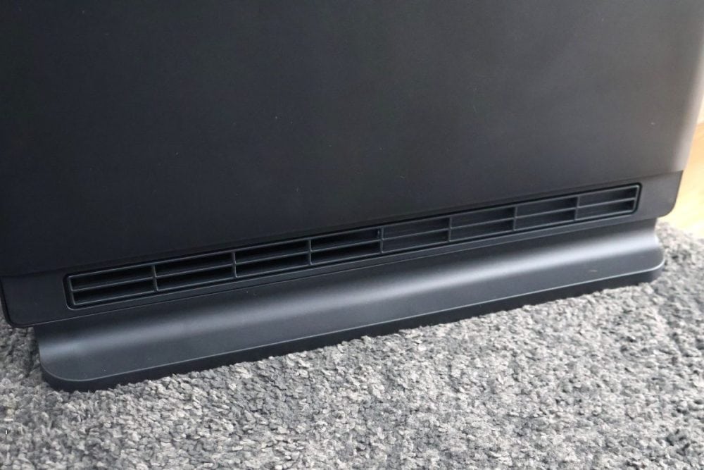 温風吹出口の部分がかなり狭く、しかも下の方についている