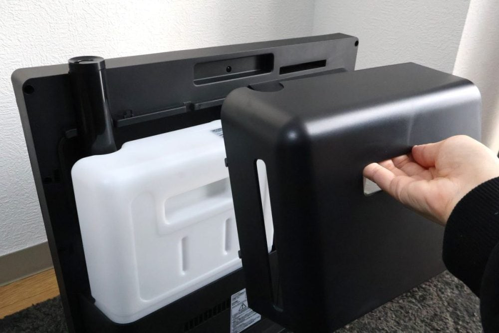 左上部分のカバーを外すとタンクが出てくる