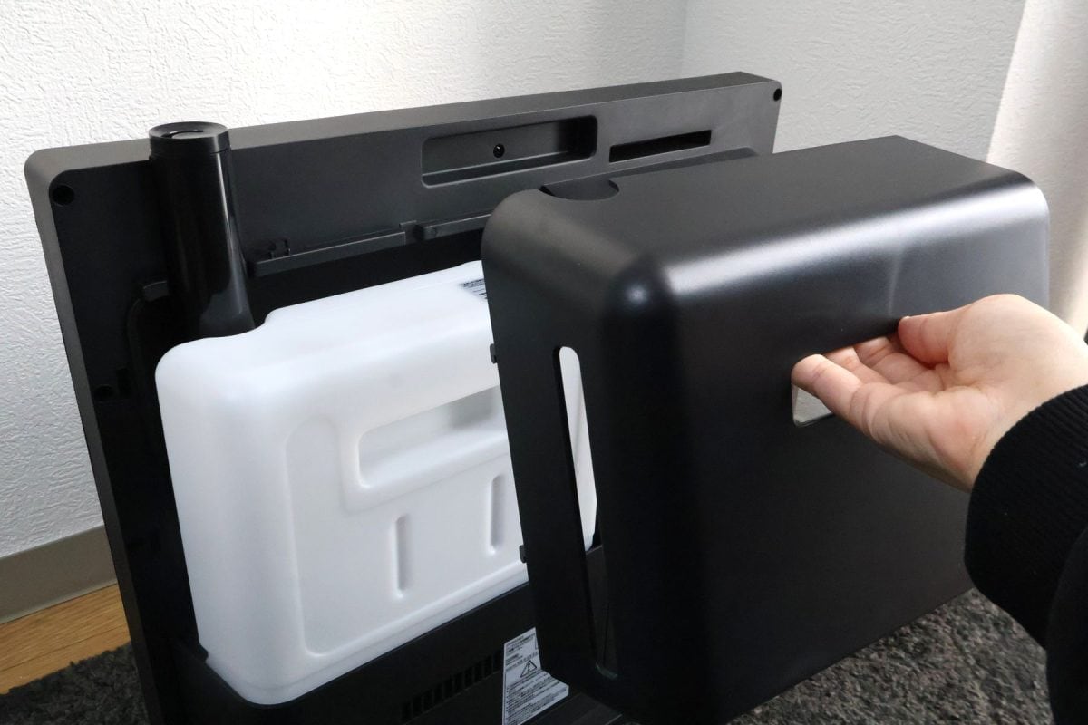 左上部分のカバーを外すとタンクが出てくる