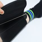 面ファスナー通し金具の間を通すようにして、しっかり足に密着させる