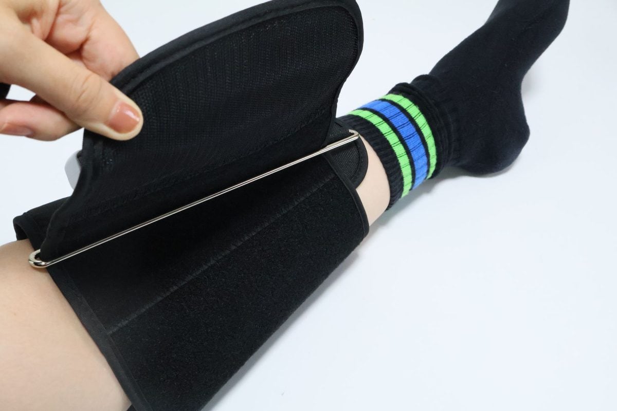 面ファスナー通し金具の間を通すようにして、しっかり足に密着させる