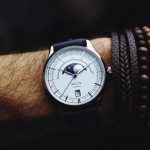 38mmのスリムケースは手首に自然にフィットし、サファイアクリスタル製ケースバックからはムーブメントの精巧な動きを鑑賞することができる。