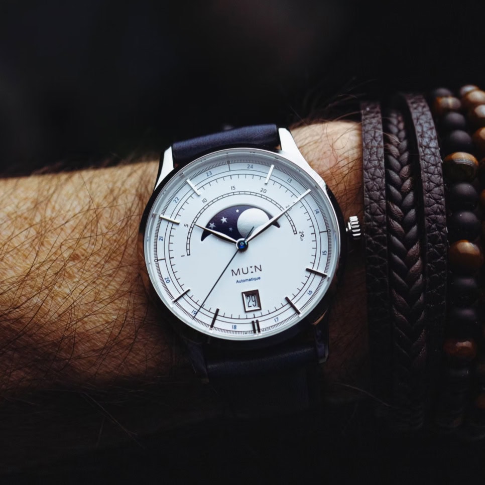 38mmのスリムケースは手首に自然にフィットし、サファイアクリスタル製ケースバックからはムーブメントの精巧な動きを鑑賞することができる。