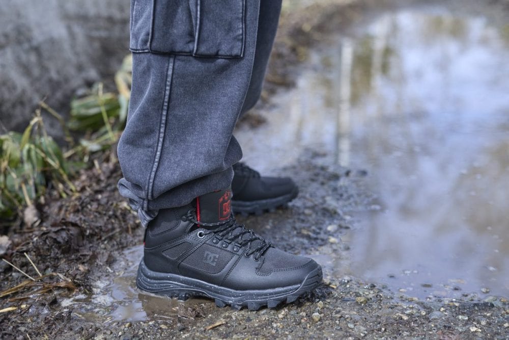 アッパーは防水フィルムを施したライニングに、表面・裏面に耐久性に高品質な皮膜加工を施し、高い防水性を実現