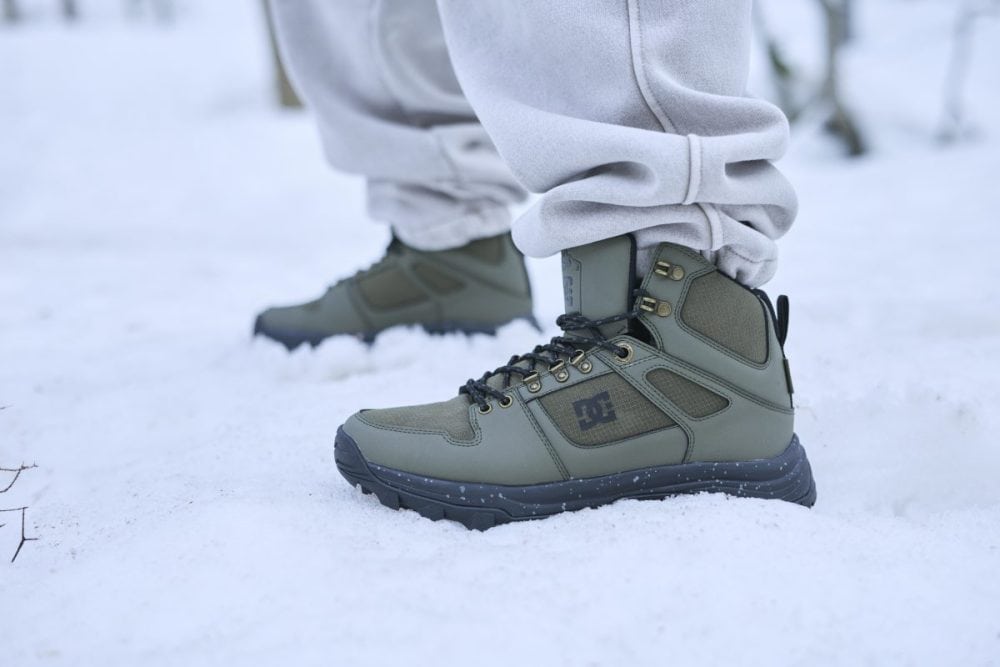 軽量で通気性に優れた低反発EVAインソールが、長時間の歩行でも快適さを実現し、包み込まれるような履き心地。シュータンにはガゼットを搭載し砂や埃の侵入をブロック