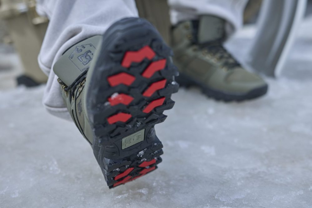 特殊なガラス繊維を配合した防滑ゴムをアウトソールに配置。濡れた路面や氷上でも滑りにくく、様々な形状で配置された耐摩耗性に優れたラバーが雪上での高いグリップ力を発揮