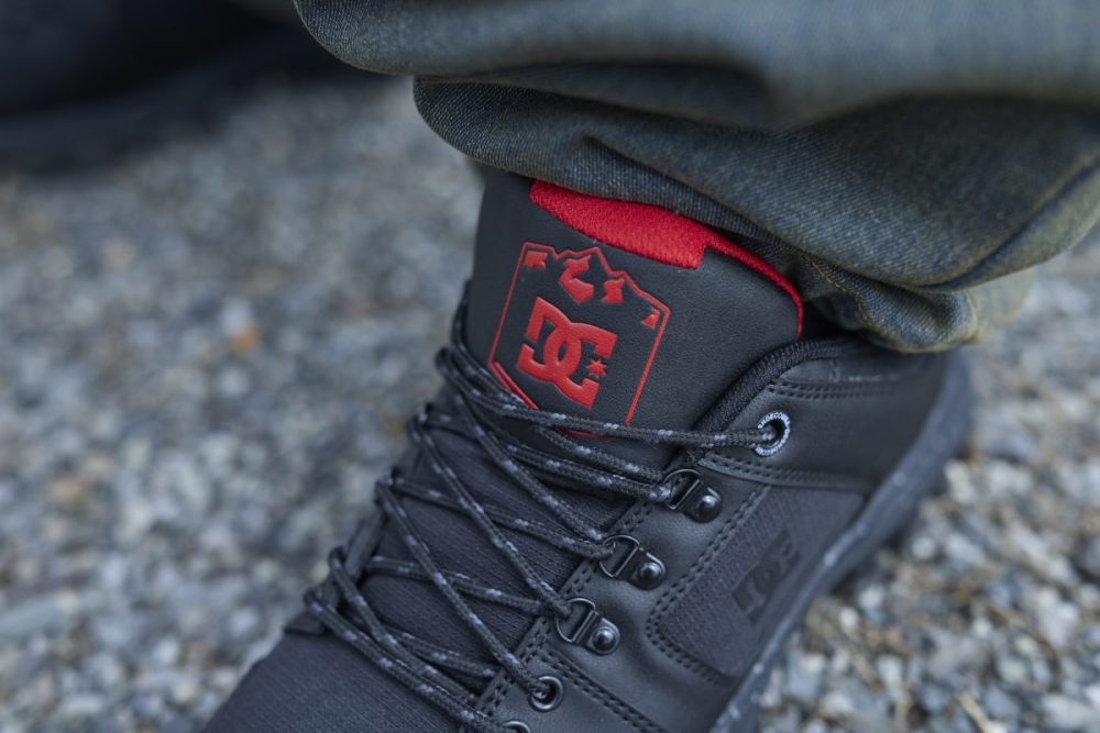 5㎜幅のラウンドレースとDリングによりスムーズな着脱が可能