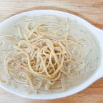 4〜8mm幅の平麺パスタをフェットチーネと呼ぶそうですが、このパスタはさらに細いのでタリアテッレというそうです。