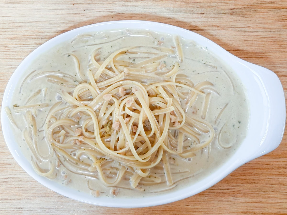 4〜8mm幅の平麺パスタをフェットチーネと呼ぶそうですが、このパスタはさらに細いのでタリアテッレというそうです。