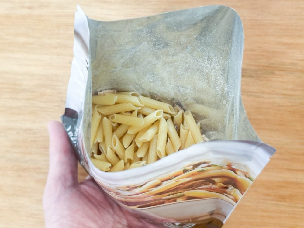 「きのこのクリームパスタ」は、両端がペン先のような形状のショートパスタ・ペンネと粉末スープがダイレクトに入っています