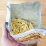 「きのこのクリームパスタ」は、両端がペン先のような形状のショートパスタ・ペンネと粉末スープがダイレクトに入っています