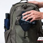 「バックパック」にも大きなフロントポケットを備えている
