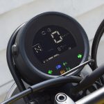 太陽光の反射を抑え、日中での視認性をアップさせたメーター