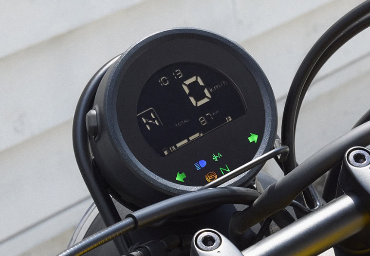 太陽光の反射を抑え、日中での視認性をアップさせたメーター