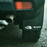 マッドガードにはザ・ノース・フェイスとスパイバーのロゴを配す