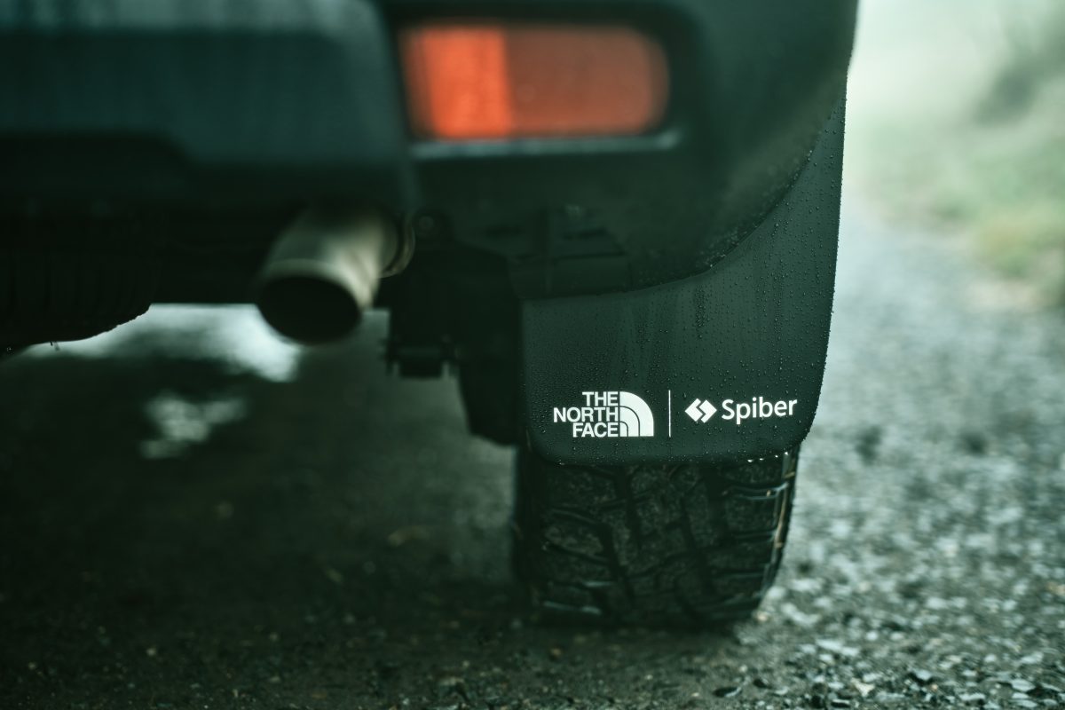 マッドガードにはザ・ノース・フェイスとスパイバーのロゴを配す