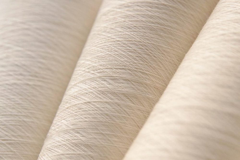 「スパイバー」が開発した次世代繊維素材「Brewed Proteinファイバー」は石油などの化石資源や動物資源に依存せず、植物由来の糖を用いて微生物発酵を利用して製造